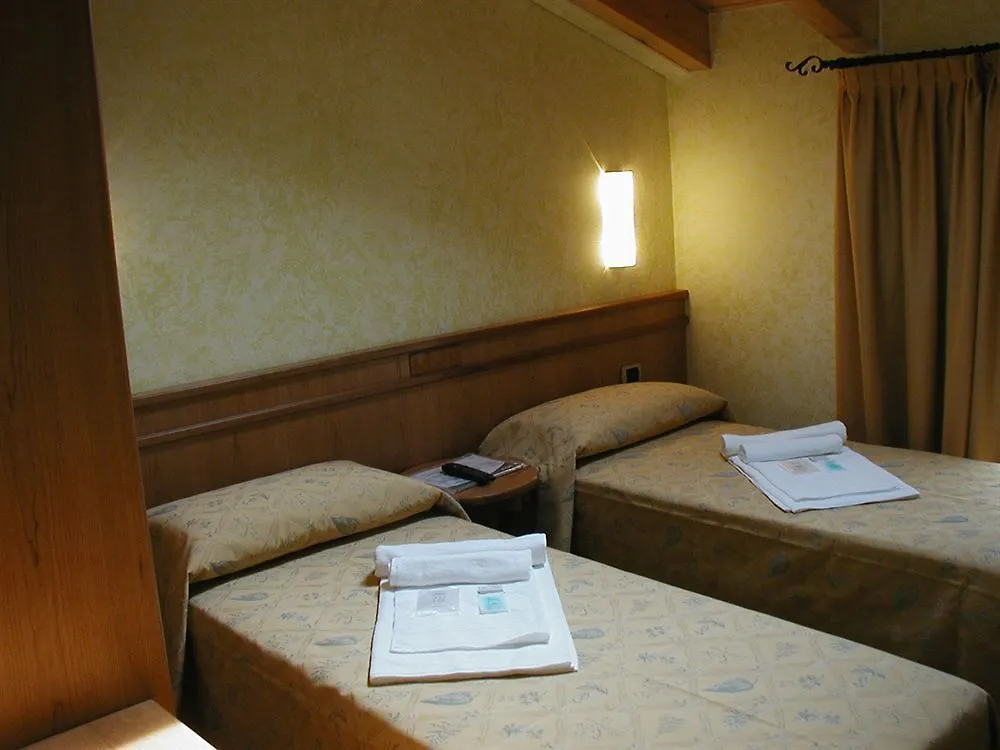 Azzano Holidays B&B Mezzegra 2*,  Itália