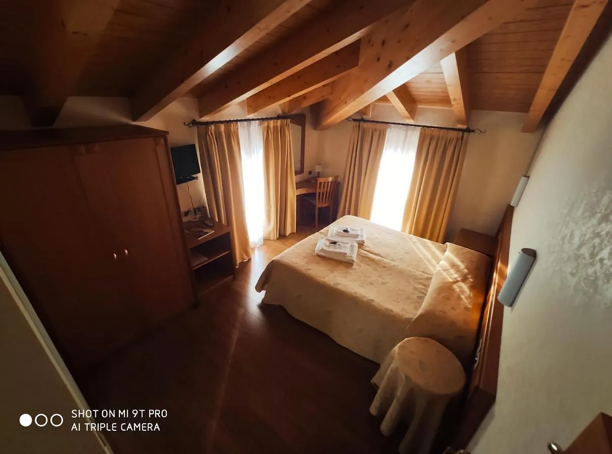 Azzano Holidays B&B Mezzegra 2*,